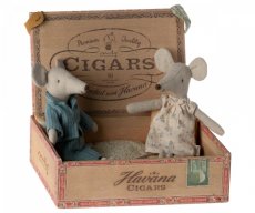 Myšky mama a otec v cigarovej krabičke